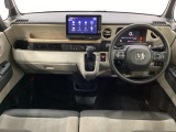 車内は光触媒抗菌消臭施工済です。スタイリッシュなデザインで暖かみのあるインパネ周りを演出します。グローブボックスやカップホルダーのほかにトレーなどたくさんの収納スペースが装備されています。