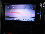 後退時に車両の後ろ側をモニター画面に表示します。車庫入れなどでバックする際に後方確認ができて便利です。車庫入れが苦手な人もこれで安心。