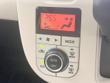 【オートエアコン】一度お好みの温度に設定すれば、車内の温度を検知し風量や温度を自動で調整。暑い&hellip;寒い&hellip;と何度もスイッチ操作をする必要はありません。快適な車内空間には必須の機能ですね♪