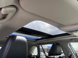 【ガラスルーフ】ガラスルーフ搭載で車内の解放感が一気にアップ!開放的なドライブをお楽しみいただけます。