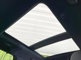 【大型サンルーフ】車内の解放感が一気に上がる大型のパノラマルーフ!季節を問わず開放的で快適なドライブをお楽しみいただけます。流通量も少なく希少価値の高い人気の装備です♪