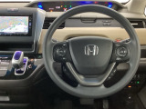 【ハンドル】運転にかかわる様々な操作を安全に行えるように視点移動が少なく操作性に配慮されたスイッチ類が凝縮されたコックピットです。