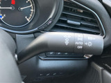 操作しやすいウインカーレバーは、スムーズな車線変更をサポートします。直感的な操作感で、運転の負担を軽減します。