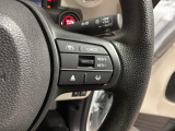 ステアリングにオーディオ操作スイッチが付いています。オーディオ画面に直接タッチしなくても操作が出来ますので、運転に集中できます。