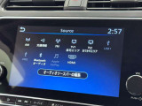 AM/FMラジオ、TV、Bluetoothオーディオ、Apple CarPlay、USB、HDMIなど、多彩なメディアソースの選択画面が表示された純正ナビ