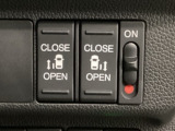 【両側パワースライドドア】両側がパワースライドドアになっており、運転席のスイッチやスマートキーでも開閉が可能です!開口部も広いので乗り降りも楽々♪