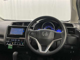 運転席まわりです。 各操作スイッチは使いやすい位置に配置されてます。