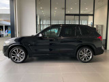 全体を眺めると、ミドルサイズSAVらしい存在感と、BMWらしい端正なプロポーションを両立。街中でも高速道路でも映える、バランスの良いスタイリングです。