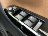 操作しやすい位置に配置されたスイッチ類で、運転中に直感的に操作できます。ワンタッチで窓の開閉やロック操作が可能。快適な運転環境をサポートします。