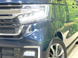 【LEDヘッドライト】悪天候や夜間走行時も良好な視界を確保し安心して運転できる高輝度LEDヘッドライトを装備!点灯速度が早く、消費電力も抑えられています。