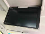 【12.8型フリップダウン】大画面モニターで後席でもエンタメをお楽しみいただけます。家族や友人とお出かけする機会が多い方に大人気です♪