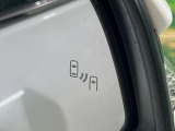 【ブラインドスポットモニター】走行中、ドアミラーの死角になりやすい箇所に後続車が接近するとサイドミラーのレンズに警告を表示!ドライバーに注意喚起をしてくれます。