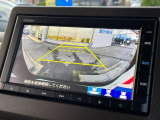 【バックカメラ】駐車時に後方がリアルタイム映像で確認できます。大型商業施設や立体駐車場での駐車時や、夜間のバック時に大活躍!運転スキルに関わらず、今や必須となった装備のひとつです!