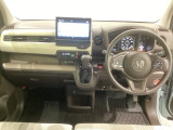 車内は光触媒抗菌消臭施工済です。インパネ周りはスタイリッシュなデザインで機能や装備も充実しています。グローブボックスやカップホルダーのほかにトレーなどたくさんの収納スペースが付いています。