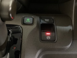 セレクトレバーの右に電子制御パーキングブレーキがあります。スイッチひとつで、停車した地点の傾斜などをシステムが検知・判断してブレーキ力を自動的に制御し、しっかり停車できるパーキングシステムです。