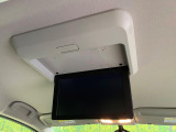 【フリップダウンモニター】大画面モニターで後席でもエンタメをお楽しみいただけます。小さなお子様にも大人気の装備です♪