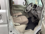 運転席はヘッドレスト一体式のファブリックシートになります。