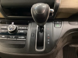 CVT車のセレクトレバーです。低速から高速まで、変速ショックのないスムーズな走りを実現するとともに、エンジン効率のよい領域を維持することで燃費にも貢献します。