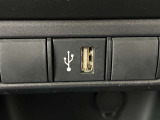 こちらのクルマはUSB接続コネクタも装備されています♪スマホの充電などにお使い下さい。ご旅行中での充電切れも、これなら心配いりませんね!