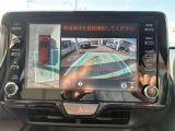 パノラミックビューモニター付きです。車両を上から見たような映像をディスプレイオーディオ画面に表示。運転席からの目視だけでは見にくい、車両周辺の状況をリアルタイムでしっかり確認できます。