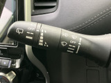 雨天時でもクリアな視界を確保できるワイパーレバー。操作も簡単で、安全な運転をサポートします。様々なモードを切り替えられます。