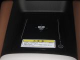 ワイヤレス充電器がついています。対応スマートフォンを置くだけで充電が可能です。