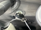 【キーレス】少し離れた場所からでもボタン一つでドアの開錠・施錠ができるのでとっても便利!ドアの鍵穴周りに傷をつけることもありません♪