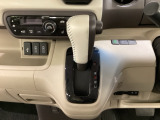 CVT車のセレクトレバーです。低速から高速まで、変速ショックのないスムーズな走りを実現するとともに、エンジン効率のよい領域を維持することで燃費にも貢献します。