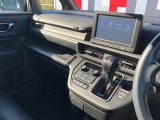 助手席周辺はこのようになっております。運転手だけでなく助手席に一緒に乗られる方も広々と快適にお乗り頂けるような設計です!各種装備を次の写真からご案内いたしますのでご覧ください。