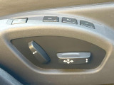 【運転席パワーシート】リクライニングからシートリフターまで、スイッチ一つで簡単にシートの微調整が可能!自分に最適なシートポジションにセットして、快適なドライブをお楽しみください。