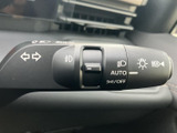 操作しやすいウインカーレバーで、安全な車線変更をサポート。直感的に操作できるので、運転に集中できます。繊細な操作感も魅力です。