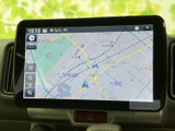 高精細な画面で、運転をサポートするナビゲーションシステム。オーディオ機能も充実しており、快適なドライブを演出します。