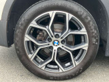 【BMWアロイホイール】軽量かつ強度に拘ったアロイホイール。走行性能ポテンシャルを引き出す設計。タイヤのサイドウォールが強化されたランフラットタイヤは、パンク時にタイヤがつぶれてもリムから外れません。