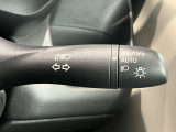 車外の明るさに応じでライトを点灯、消灯してくれるオートライト機能です☆お天気の良い昼間のトンネル走行などオートにしてると便利で安心です☆エンジン停止時にライトの消し忘れも無くなります☆