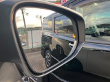 【BSM】隣車線を走る車両をレーダーで検知し、ドアミラーでは確認しにくい後側方エリアに存在する車両に加え、急接近してくる車両も検知します。車両を検知するとドアミラーに搭載されたLEDインジケーターが