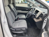 開放感のある室内空間が広がります。運転席からの眺めは良好で、快適な運転をサポートします。