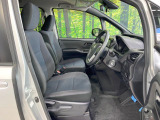 運転席まわりには十分なスペースがあり、大柄な方でもゆったり運転していただける環境です。