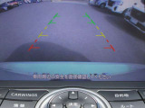 〔バックカメラ〕ギアをバックに入れると画面に自動的に後方映像が映し出され確認可能です。車庫入れなどの際に安全確認が出来て安心ですね。