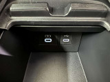 充電用USB端子付き。スマートフォンなどの充電に便利です。