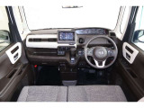 操作性に優れた運転席となります!小物入れや各ボタンの配置にこだわり、使いやすいです!座り心地もよく視認性も良好なのでロングドライブもお任せ下さい!