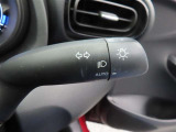 スイッチをオートに設定しておけば、車外の明るさに応じて自動的にヘッドランプを点灯・消灯します。夕暮れ時やトンネルの続く山道などを走行する時に便利なコンライトを装備しています。
