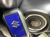 【キーレススタートシステム】カバンやポケットに入れたままでもドアの施錠・解錠が可能なスマートキーを装備。エンジンのオン・オフ時もカギを取り出す必要が無いからとっても便利です♪