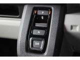 Honda軽で初採用のエレクトリックギアセレクター。後退するRは引き、前進するD/Bは押す、感覚にマッチした操作感。