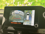 後方確認をサポートするモニター画面です。駐車時や狭い道での運転も、より安全に行えます。ガイドライン表示も便利です。