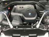 【BMWエンジン】革新的なガソリン・エンジン・テクノロジーによる高性能かつ高効率。レスポンスの良いパワーを発揮。常にスムーズな吸気を実現しアクセル開度にダイレクトに反応しドライビングを楽しく演出。