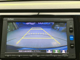 後方確認をスムーズにするモニターが搭載されています。駐車時の安全性向上に貢献し、狭い場所でも安心して操作できます。運転に自信がない方にもおすすめです。