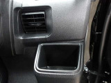 運転席のカップホルダーはエアコンの吹き出し口にありますので冷やしたり温めたりすることが出来ます☆