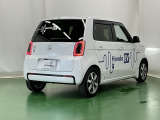 後席の窓には外から車内が見えにくくなるプライバシーガラスを採用。周りを気にせずリラックスして過ごせます