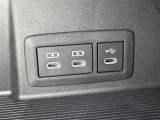 充電用USB端子付き。スマートフォンなどの充電に便利です。