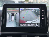 アラウンドビューモニターです。4つのカメラからの映像を合成・処理することで空から見下ろすような視点で周囲を確認でき、駐車時のクルマの位置確認がスムーズになります。